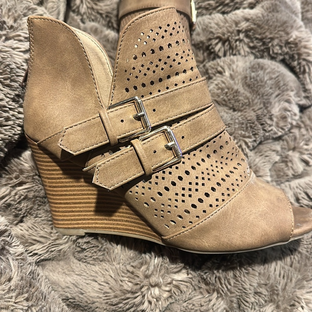 Report-Tan booties - Picture 2 of 5
